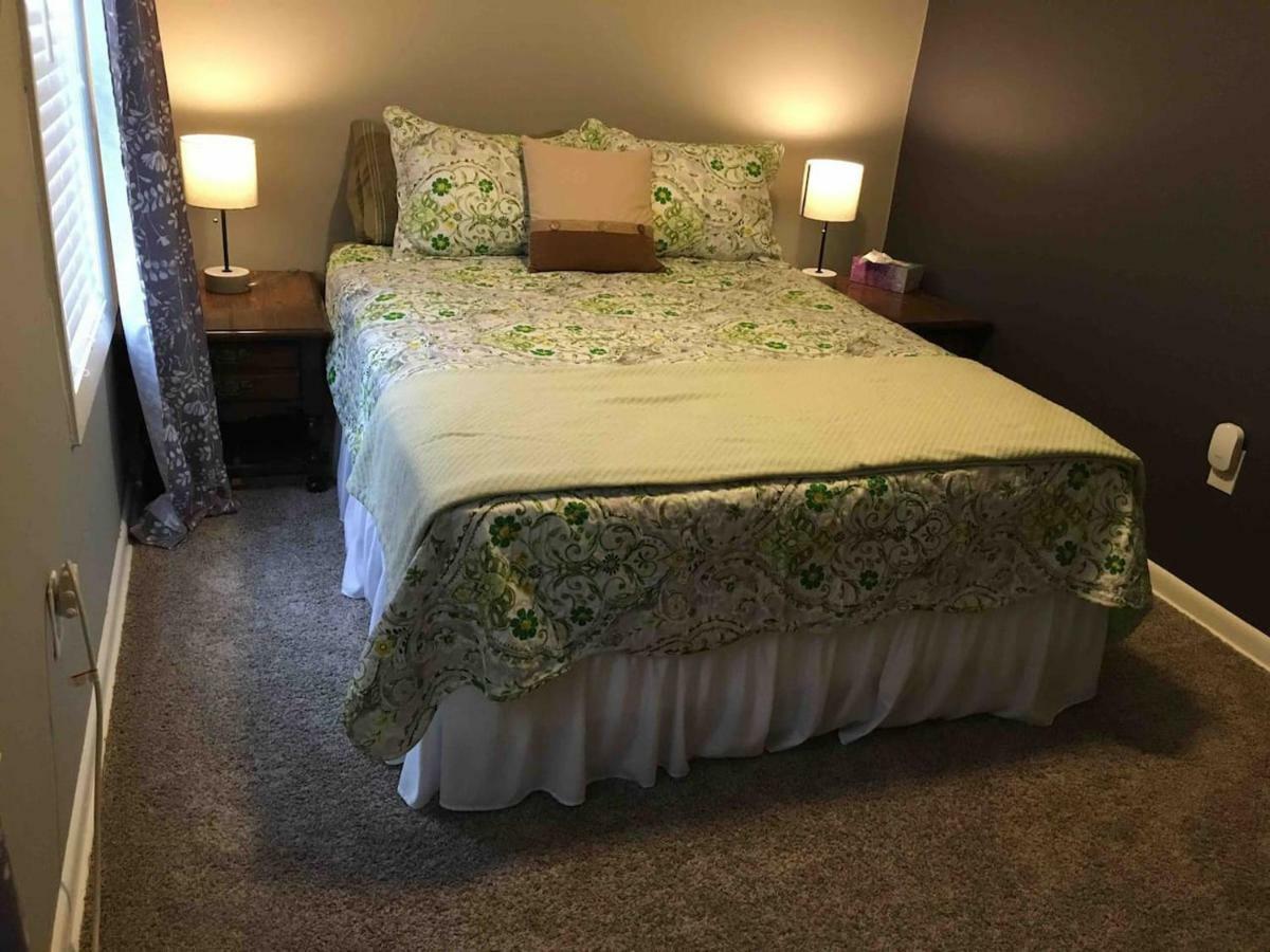 Charming Home In Friendly Neighborhood Ланкастър Екстериор снимка